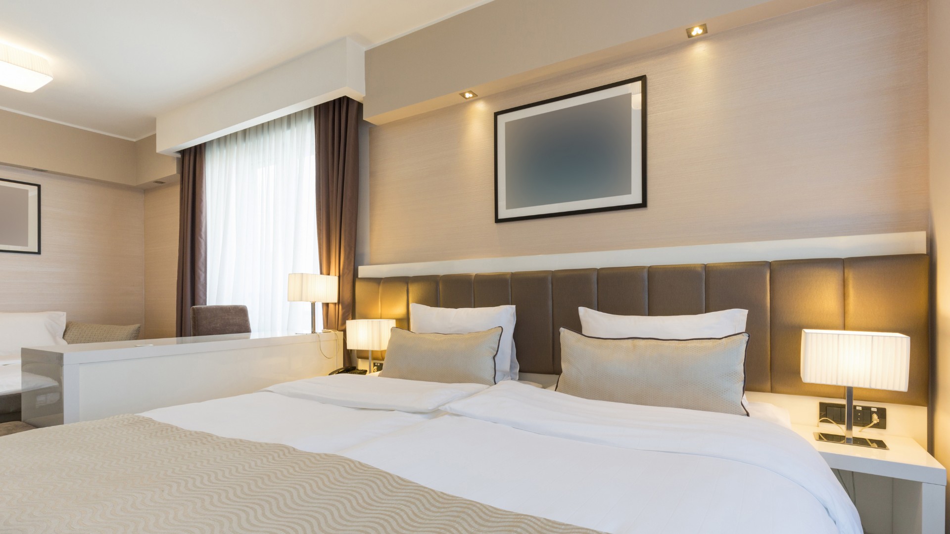 Chambre romantique ou hôtel classique : quelle expérience choisir pour votre couple ?